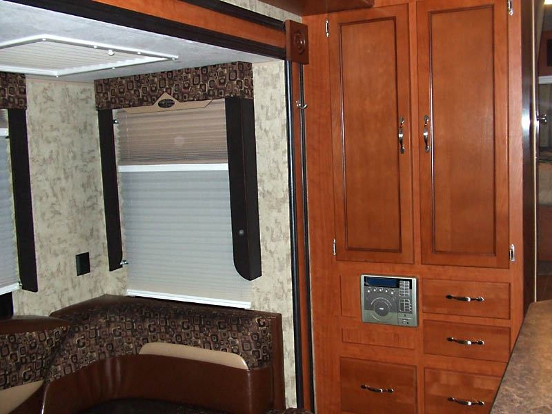 Wolf Pack Toy Hauler 306WP picture 306WP_08.jpg